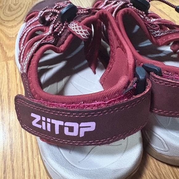 Women's Red Outdoor Sandals - Picture 2 of 6